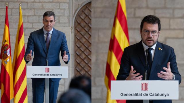 A la izquierda la comparecencia de Sánchez con las dos banderas y a la derecha, Aragonès con la 'senyera'.