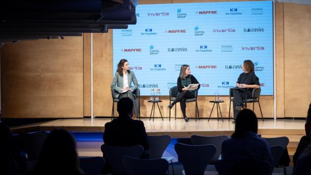 Leticia Fernández Freira, directora de HM CIEC; Mercedes Rivera, redactora de EL ESPAÑOL-Invertia, y María José Abraham, directora general de la Fundación Edad&Vida.
