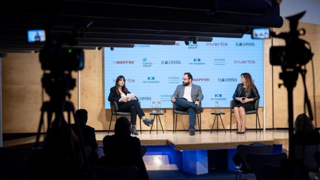 Cristina Rodríguez, directora de Clece Vitam; Eduardo Ortega, redactor jefe de EL ESPAÑOL-Invertia; y Raquel Rodríguez Calero, directora general de Operaciones de Ballesol.