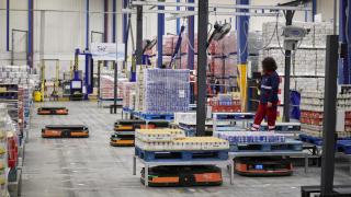 Robots ayudando a los operarios en el centro de distribución de Mahou San Miguel.