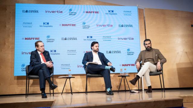 Antonio Huertas, presidente de Mapfre; Arturo Criado, subdirector de Invertia; e Iñaki Ortega, consejero asesor del Centro de Investigación Ageingnomics de la Fundación Mapfre, durante el Foro Silver Economy.