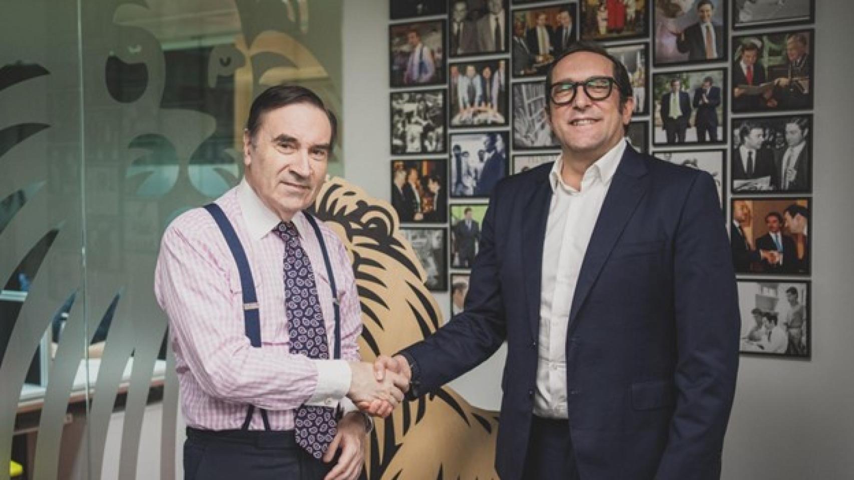 Pedro J. Ramírez, presidente ejecutivo y director de EL ESPAÑOL, junto con Rafael Amieva, director general de Outbrain