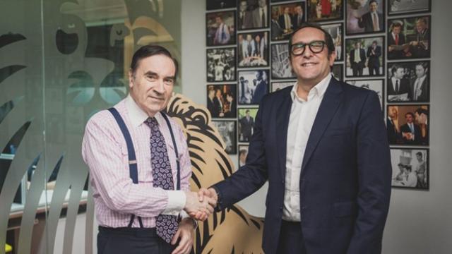 Pedro J. Ramírez, presidente ejecutivo y director de EL ESPAÑOL, junto con Rafael Amieva, director general de Outbrain