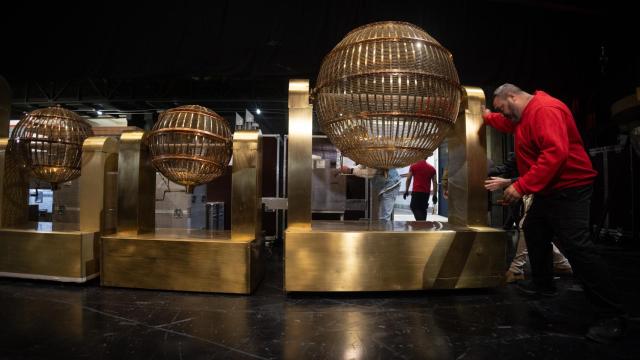 Personal de mantenimiento desplaza uno de los bombos del Sorteo Extraordinario de Navidad.