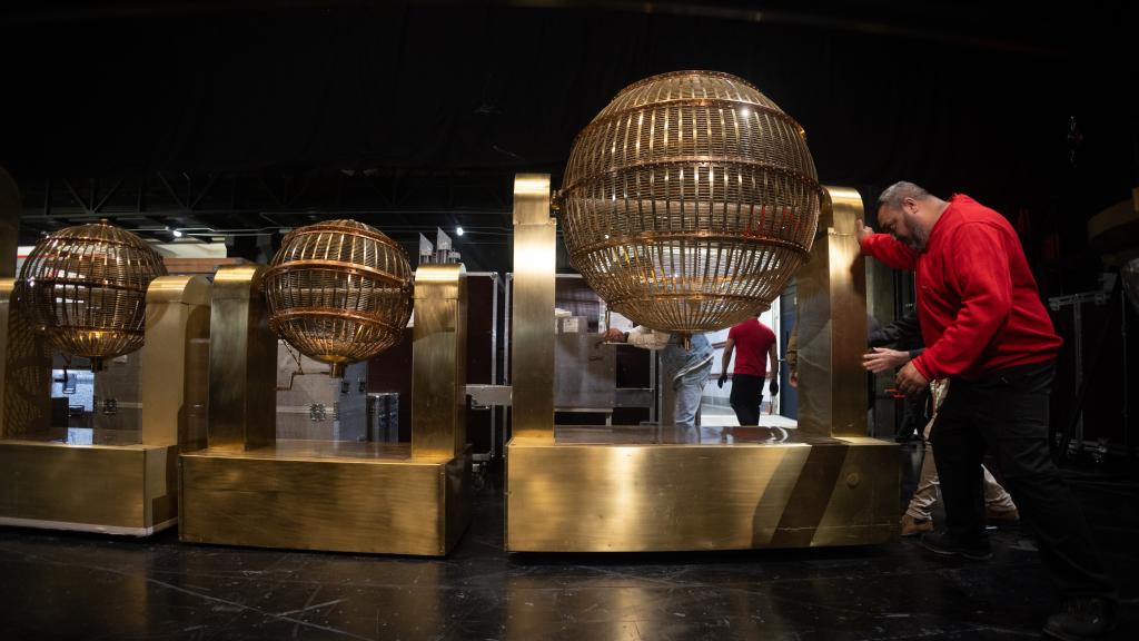 Personal de mantenimiento desplaza uno de los bombos del Sorteo Extraordinario de Navidad.