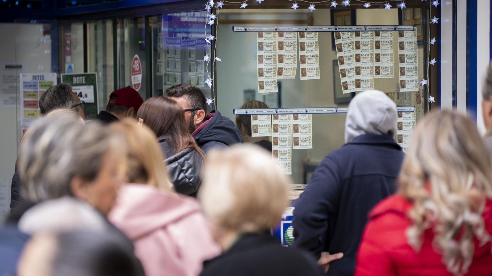 Muchas personas apuran para comprar los últimos décimos de lotería.