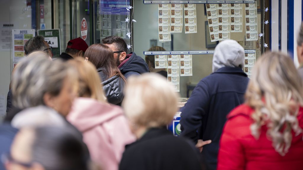 Muchas personas apuran para comprar los últimos décimos de lotería.