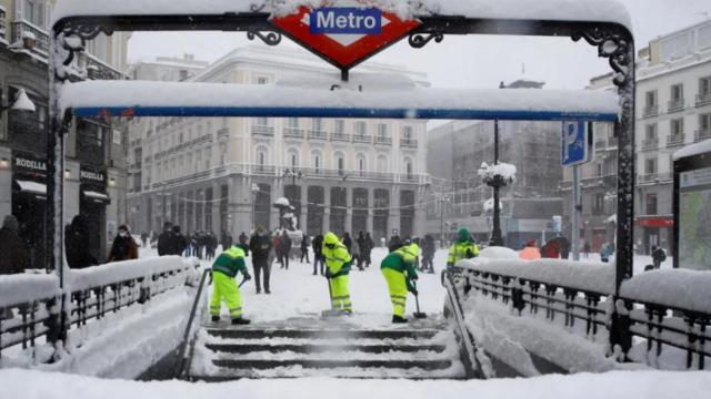 Unos operaros limpiando de nieve una estación de Metro de Madrid