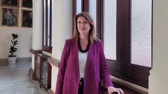 Carmen Casero posa en el Ayuntamiento de Málaga.