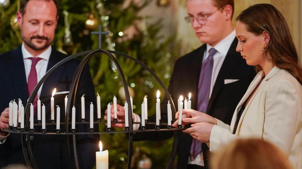 Ingrid Alexandra, su hermano y su padre, en el servicio religioso prenavidad.