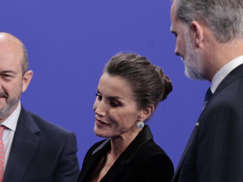 Letizia ha lucido los pendientes de chatones del lote de pasar.