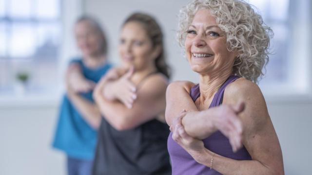 Imagen de tres mujeres haciendo deporte