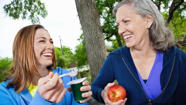 Imagen de dos mujeres merendando en el parque