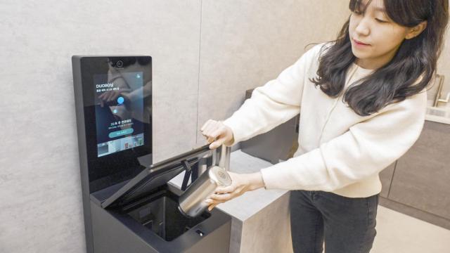 Una persona usando el lavavajillas LG mycup.