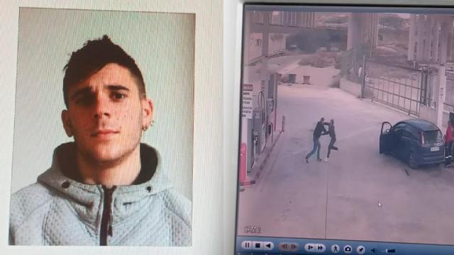 Óscar S. L., de 23 años, junto a un fotograma de las cámaras de seguridad de la gasolinera de Alquerías donde apuñaló a Antonio, oficial de la UFAM.
