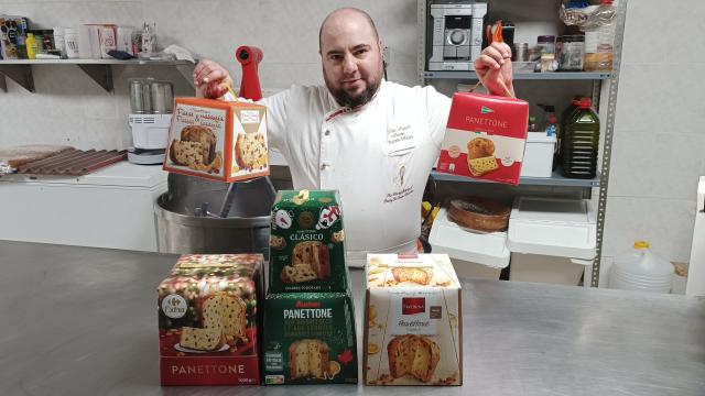 Julio López, maestro pastelero, con los seis 'panettones' de supermercado antes de la cata.