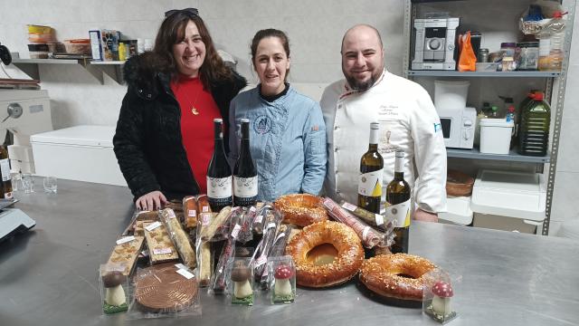 De izquierda a derecha, la enóloga, May Rodríguez, y los reposteros, Marta López y Julio López.