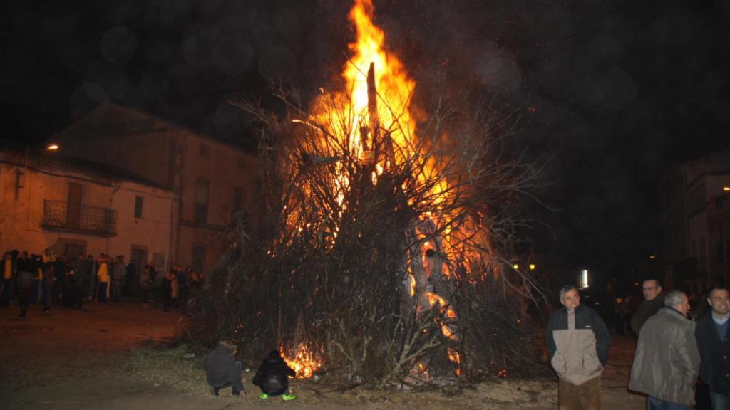 Impresionante hoguera de Nochebuena en Hinojosa de Duero
