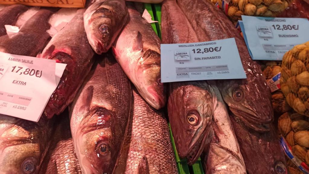 Un puesto muestra los precios de la merluza del Cantábrico
