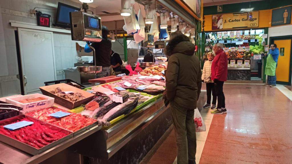 Un hombre compra en un puesto del Mercado del Campillo en Valladolid