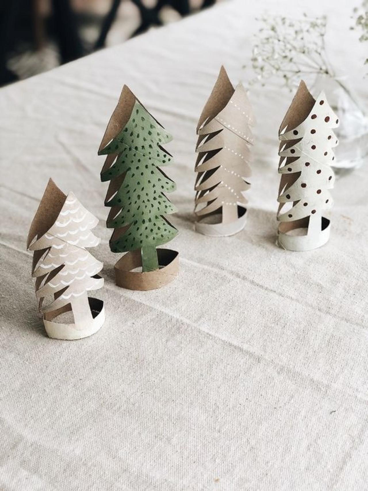 Árboles con rollos de papel.
