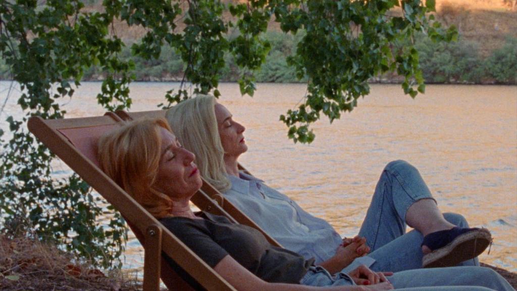 Lola Dueñas y Ana Torrent en 'Sobre todo de noche'