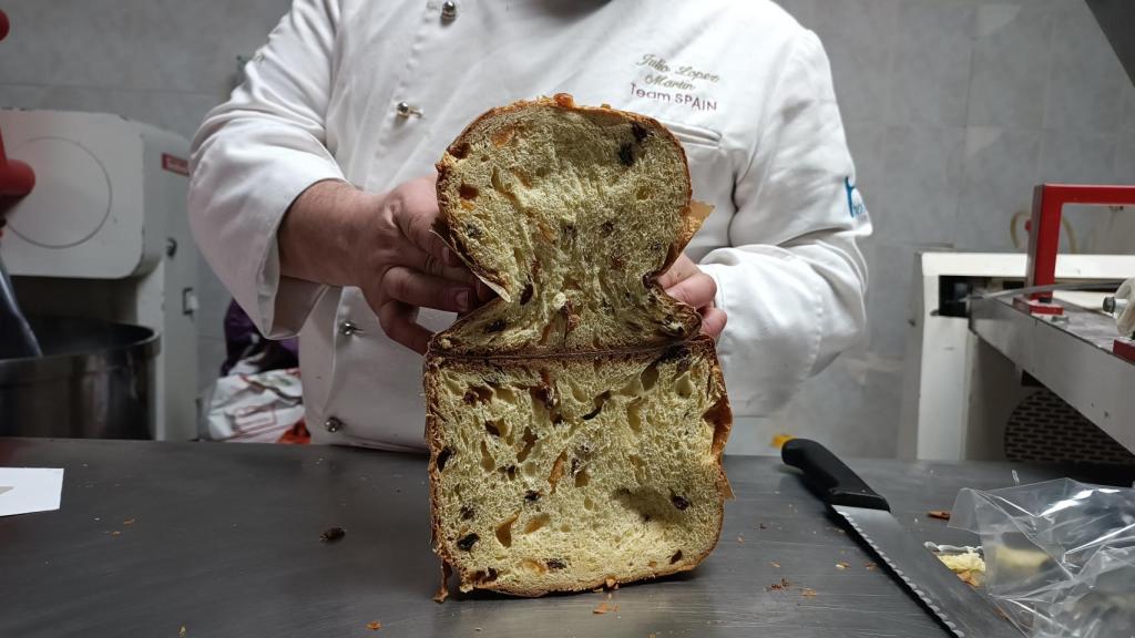 El repostero Julio López probando la esponjosidad del 'panettone' de El Corte Inglés.