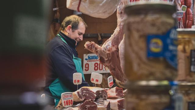 Alejandro Rodríguez Camuñas en su charcutería, La Mantequería y Salchichería, la más antigua del mercado.