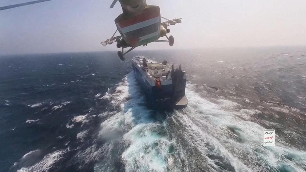 Un helicóptero de las milicias hutíes ataca el carguero 'Galaxy Leader' en noviembre de este año