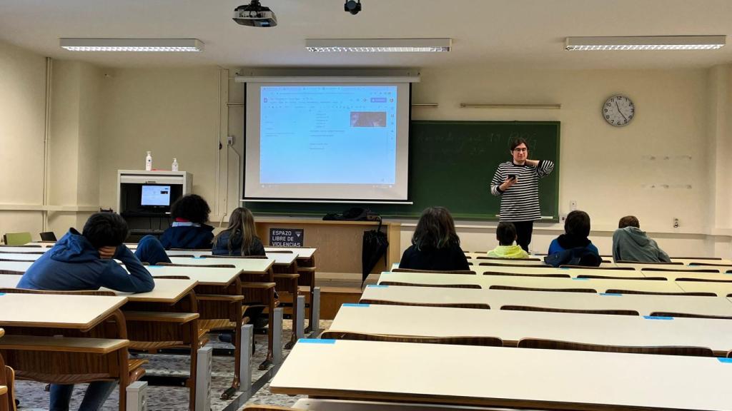 Nicolás impartiendo clases en las aulas de ASAC.