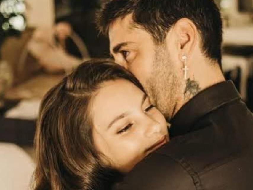 Melendi junto a su hija Carlota.