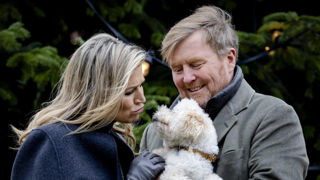 Guillermo y Máxima de Holanda con Mambo.