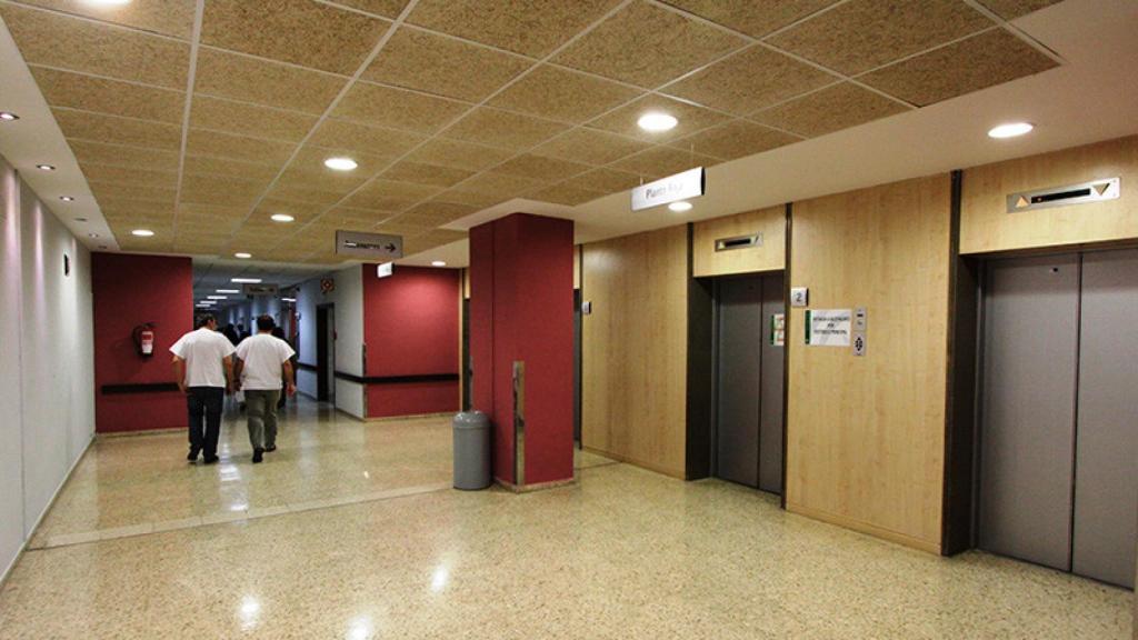 Los pasillos del Hospital Puerta del Mar, en la zona de los ascensores