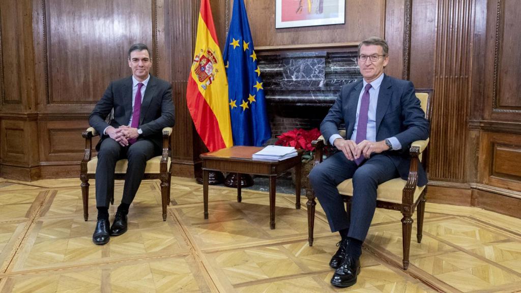 Pedro Sánchez y Alberto Núñez Feijóo durante su última reunión en el Congreso de los Diputados, este 22 de diciembre.