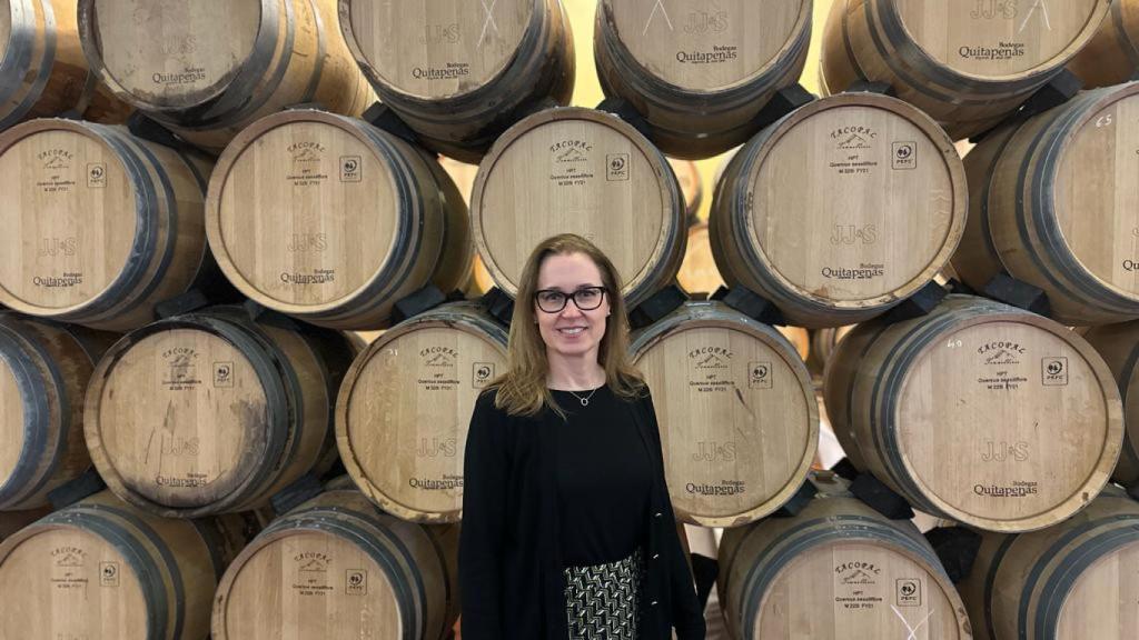 Suárez posa en el interior de la bodega en Málaga.