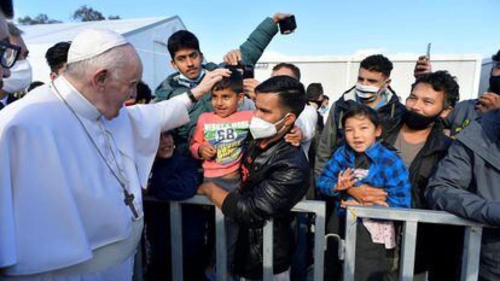 El Papa junto a un grupo de refugiados en la isla griega de Lesbos en 2021