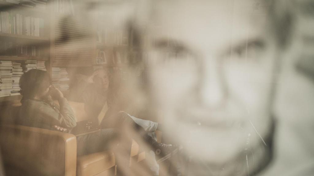 La entrevista, en el reflejo de un retrato de Pablo d'Ors.
