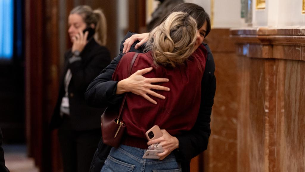 Yolanda Díaz abraza a Isa Serra.