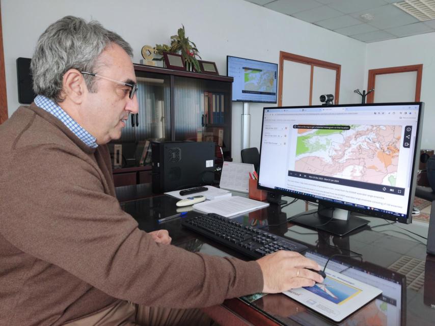 Jesús Riesco, director del Centro Meteorológico de Málaga, en su despacho.