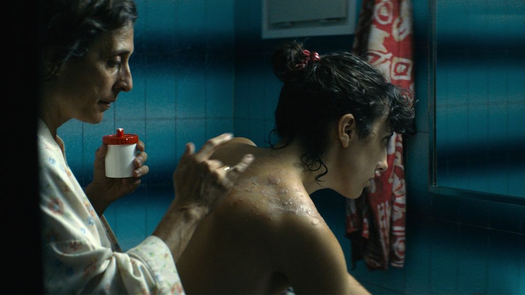 Fotograma de Mila y su madre.