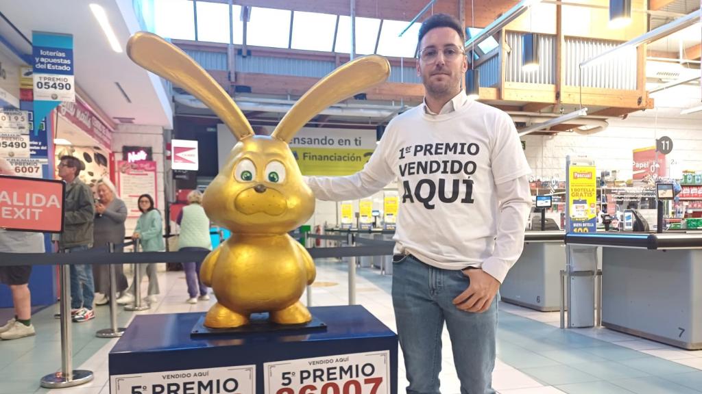 Daniel Zapata, en su administración de lotería de Torrevieja que ha repartido tres premios, uno de ellos el 'Gordo'.