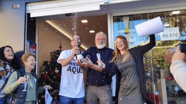 La euforia con la que han celebrado en San Gabriel de Alicante el reparto de un décimo del Gordo.