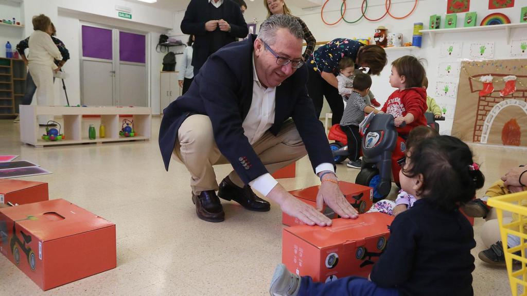 Toni Pérez visitan las instalaciones de la Escuela Infantil del Hogar Provincial Fernández Valenzuela.