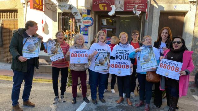 Imagen de la celebración este viernes en el estanco de Poyales del Hoyo.