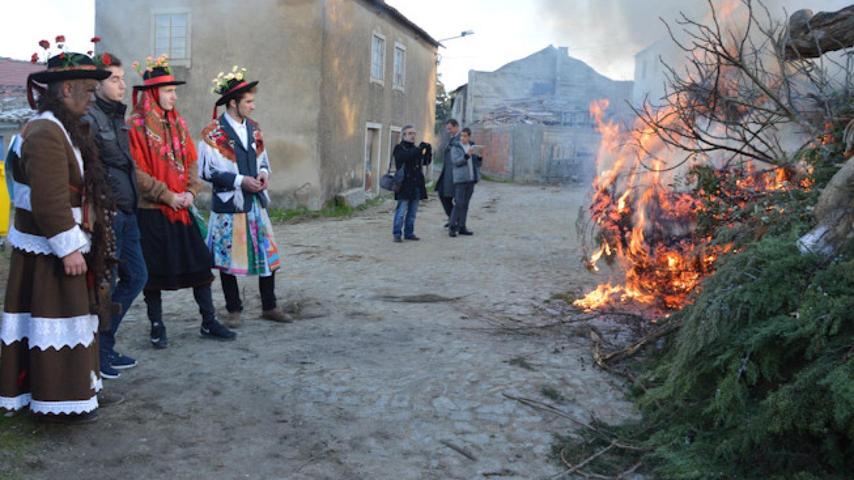 'Fogueira' de Navidad en Vila Chá da Braziosa (Miranda do Douro), con los caretos de la Festa do Menino