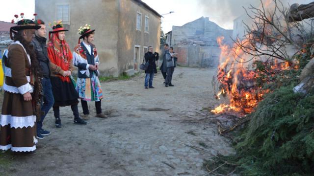 'Fogueira' de Navidad en Vila Chá da Braziosa (Miranda do Douro), con los caretos de la Festa do Menino