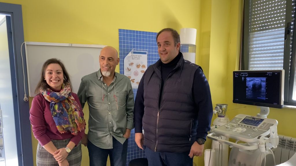 Imagen del momento de la entrega del ecógrafo, este viernes.