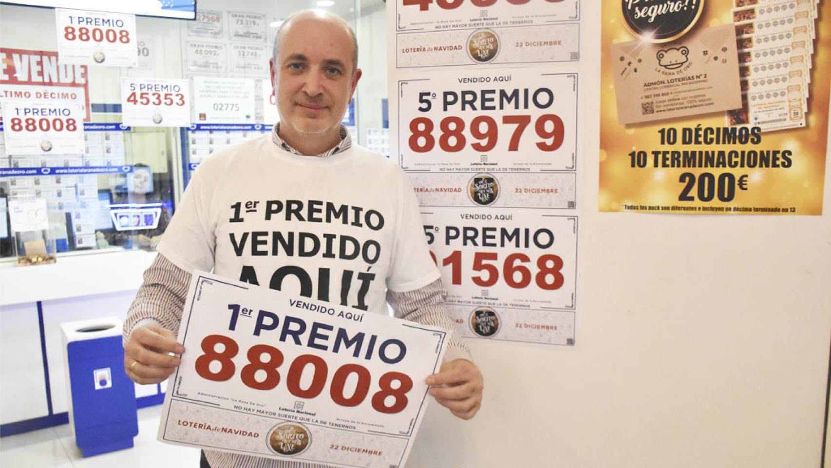 Luis con el cartel