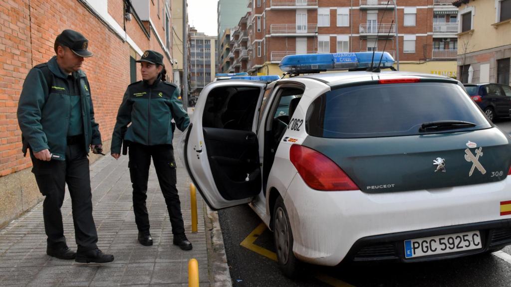 Noelia y su compañero, a punto de entrar en un coche patrulla