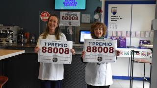 María Ángeles Martín y su hija Begoña García posan con el número del Gordo vendido en su restaurante El Azar